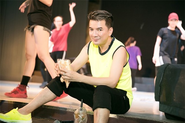 Dam Vinh Hung mang doi canh long vu 4.000 USD len san khau hinh anh 8