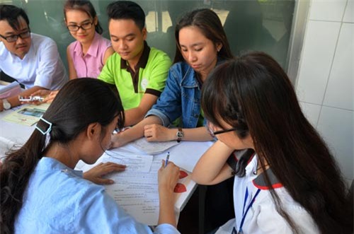 Thí sinh làm hồ sơ xét tuyển vào Trường ĐH Công nghiệp TP HCM Ảnh: TẤN THẠNH