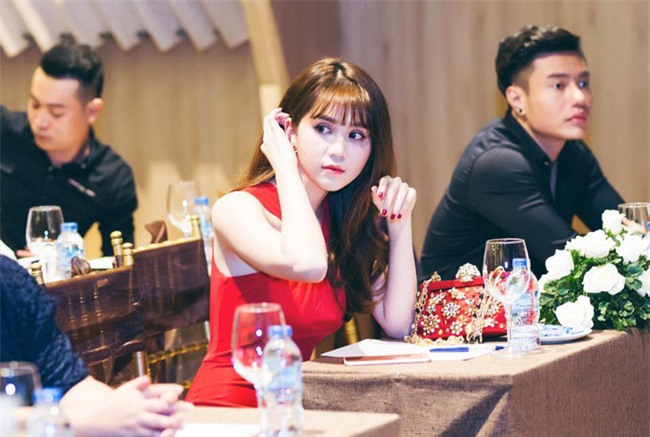 Sau tất cả, chỉ có tóc mái lưa thưa mới giúp các nàng hồi xuân - Ảnh 1.