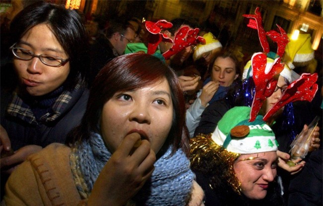 8 phong tục đón năm mới thú vị trên thế giới - Ảnh 4.
