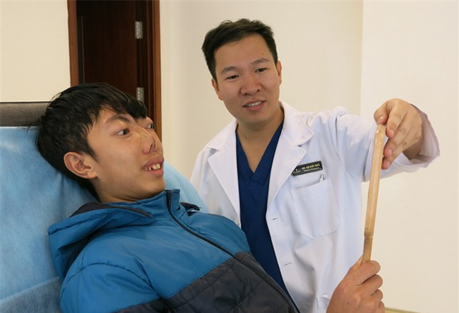 Thay đổi diệu kỳ của chàng trai Việt không có mặt qua 4 cuộc phẫu thuật của giáo sư Mỹ - Ảnh 3.