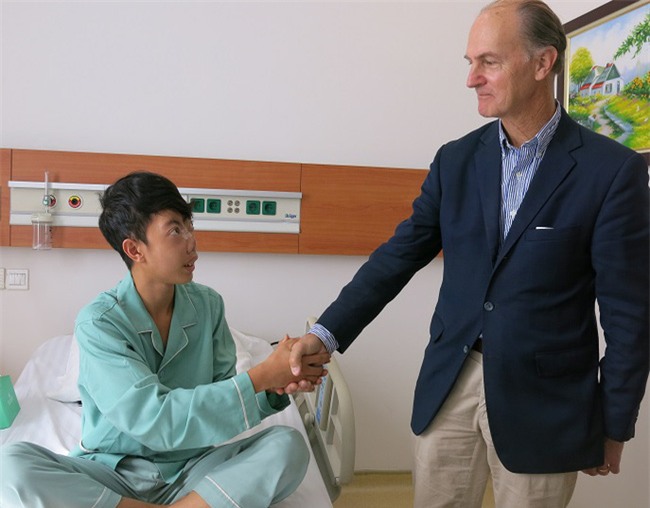 Thay đổi diệu kỳ của chàng trai Việt không có mặt qua 4 cuộc phẫu thuật của giáo sư Mỹ - Ảnh 4.