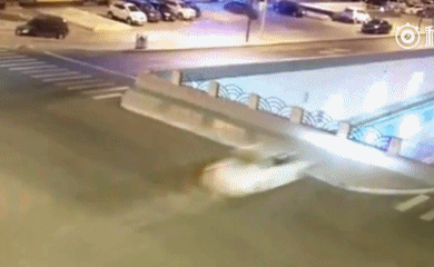 Đang đi trên cầu, nữ tài xế đâm vào hàng rào lao thẳng xuống đất tử vong tại chỗ - Ảnh 2.