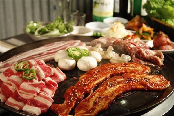 6 địa chỉ buffet ngon, đầy đặn giá dưới 350 nghìn để tụ tập cuối năm ở Hà Nội - Ảnh 15.