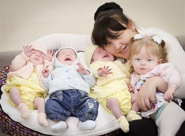 Kinh ngạc chuyện người mẹ sinh 4 con chỉ trong vòng 11 tháng - Ảnh 1.