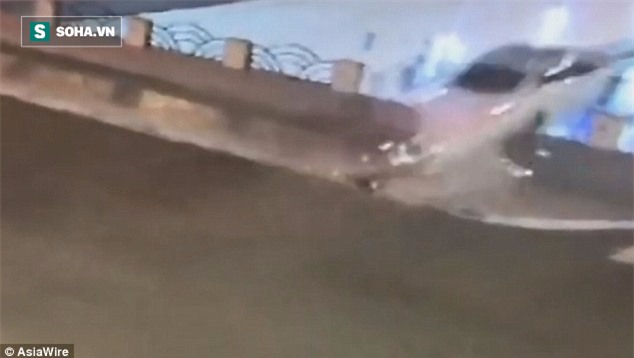 Lái xe bị ma men nhập phi qua lan can cầu, cả người và xe nát bấy dưới đường cao tốc - Ảnh 2.