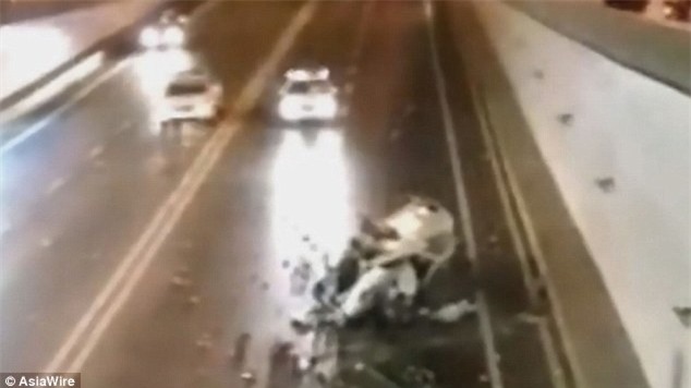 Lái xe bị ma men nhập phi qua lan can cầu, cả người và xe nát bấy dưới đường cao tốc - Ảnh 3.