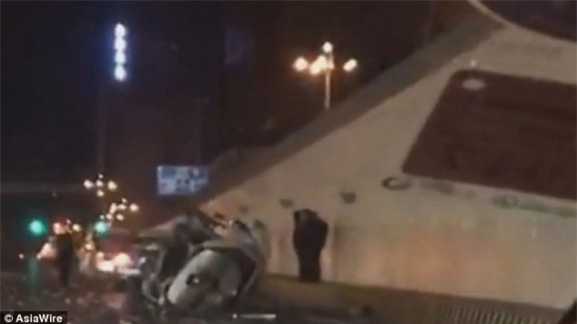 Lái xe bị ma men nhập phi qua lan can cầu, cả người và xe nát bấy dưới đường cao tốc - Ảnh 5.