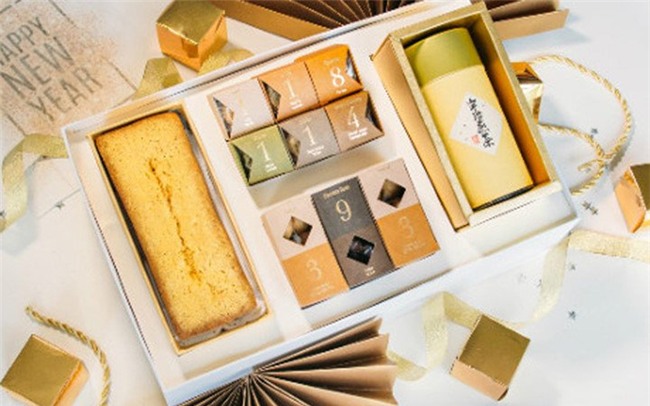 Bánh phủ vàng, gà mạ vàng đắt hàng dịp Tết