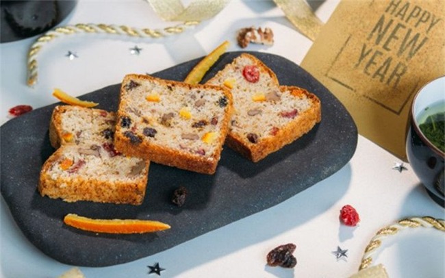 Bánh phủ vàng, gà mạ vàng đắt hàng dịp Tết