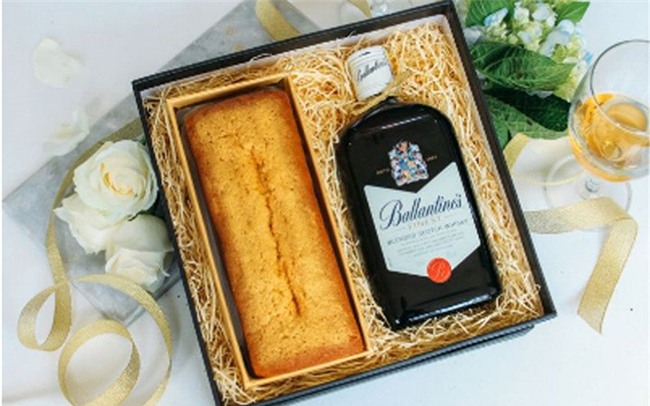 Bánh phủ vàng, gà mạ vàng đắt hàng dịp Tết