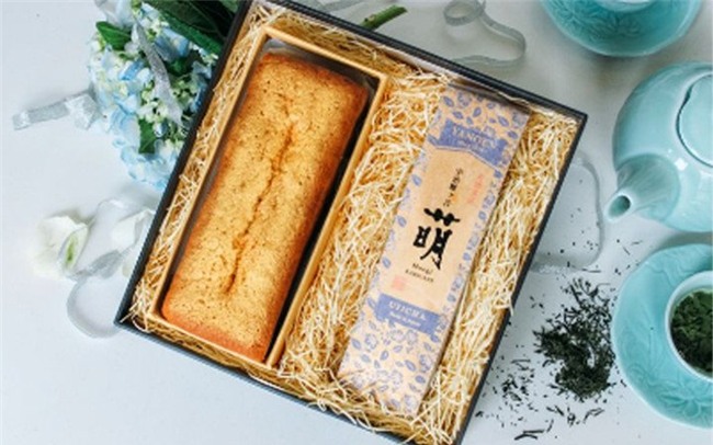 Bánh phủ vàng, gà mạ vàng đắt hàng dịp Tết