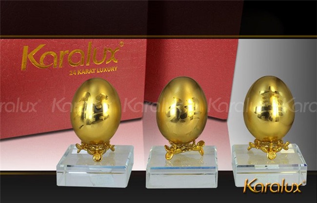 Bánh phủ vàng, gà mạ vàng đắt hàng dịp Tết