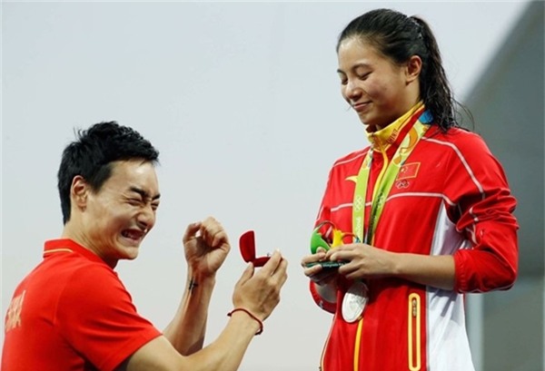 Những màn cầu hôn độc lạ và... nhớ đời nhất năm 2016 - Ảnh 6.