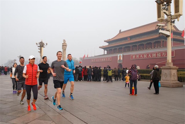 Bắc Kinh (Trung Quốc). Bức ảnh này từng gây tranh cãi vì người chạy không có bóng, tuy nhiên có vẻ do sự ô nhiễm đã chặn bớt ánh sáng mặt trời.