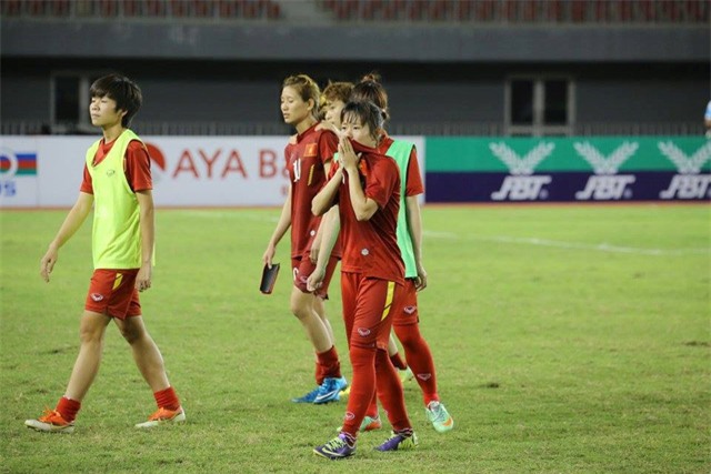 Những giọt nước mắt thất thần của đội tuyển nữ Việt Nam sau trận chung kết giải vô địch Đông Nam Á