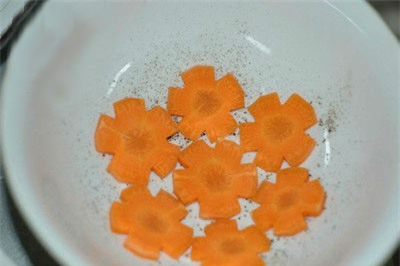Tạo một số bông hoa bằng ca rốt để làm món thịt đông hấp dẫn hơn