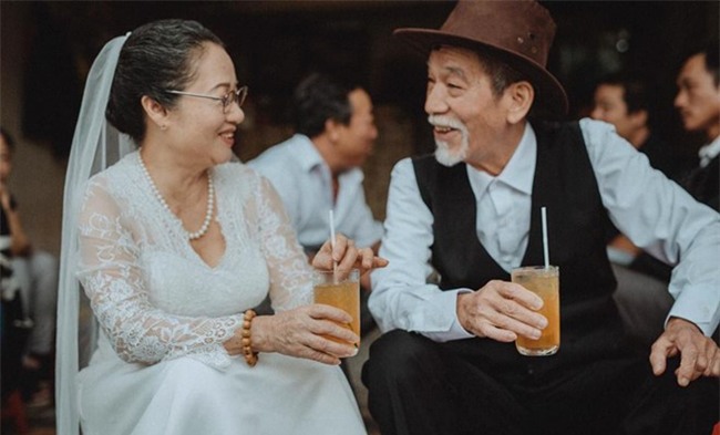 Ảnh cưới 50 năm gây chú ý của nghệ sĩ già Mai Ngọc Căn - Ảnh 1.