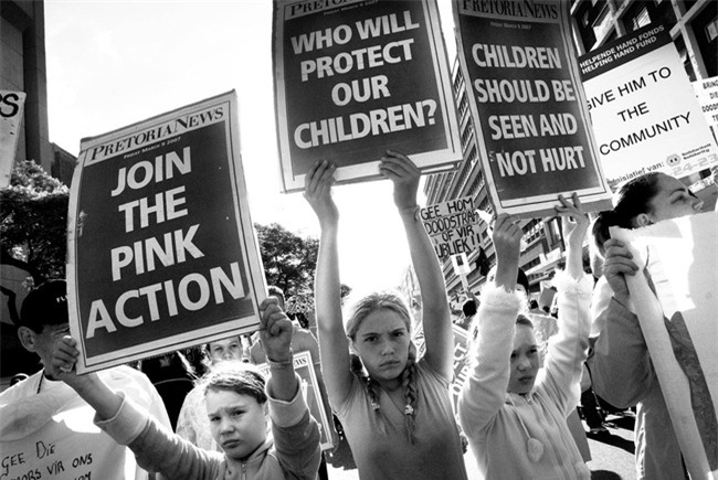 Loạt hình ám ảnh về những đứa trẻ từng bị lạm dụng tình dục - Ảnh 21.