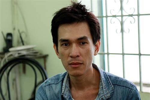 kẻ ngáo đá tại cơ quan công an. Ảnh: Xuân Ngọc