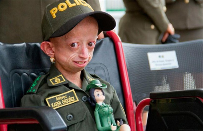 Cô bé 12 tuổi có ngoại hình hệt như bà lão 90 đã qua đời - Ảnh 1.