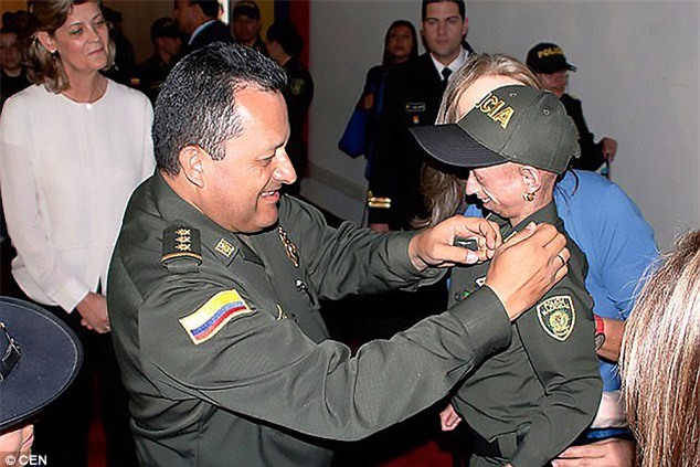 Cô bé 12 tuổi có ngoại hình hệt như bà lão 90 đã qua đời - Ảnh 6.