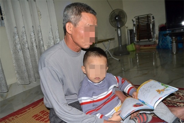 Mỗi khi nhìn thấy cháu nội, ông Hinh lại không cầm được nước mắt. Ảnh: Đức Tùy