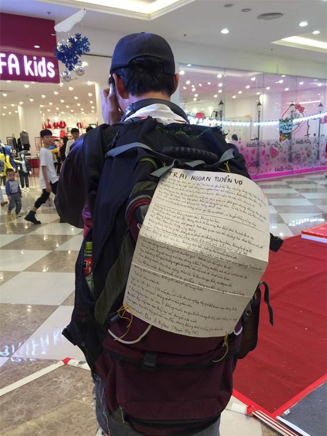 Thanh niên dán thông báo Trai ngoan tuyển vợ gây tò mò trong trung tâm thương mại ở Hà Nội - Ảnh 1.