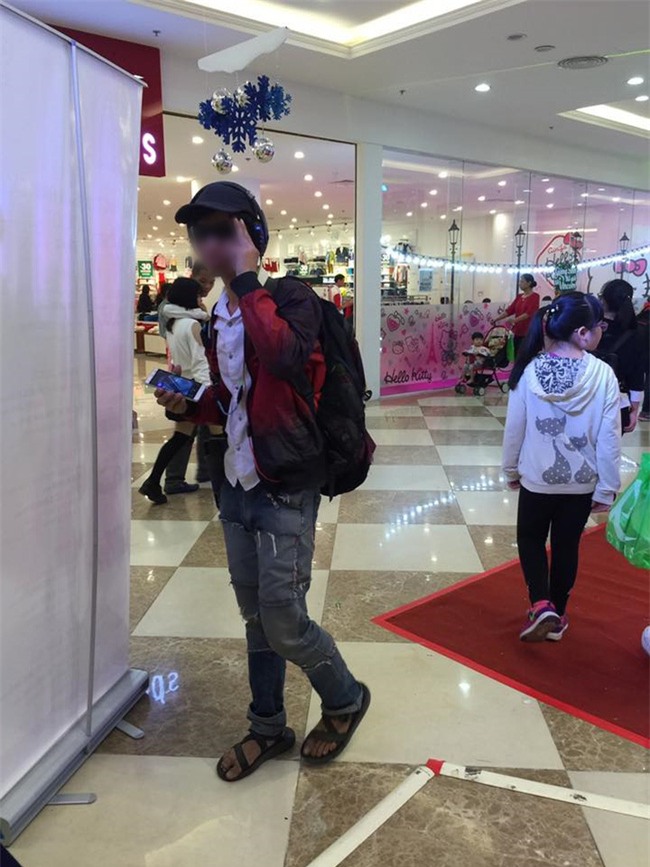 Thanh niên dán thông báo Trai ngoan tuyển vợ gây tò mò trong trung tâm thương mại ở Hà Nội - Ảnh 3.