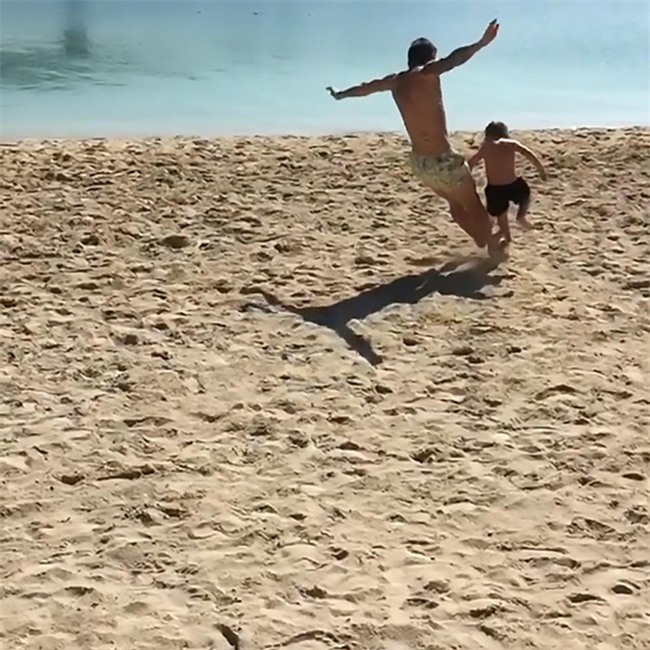 Fan phẫn nộ với cầu thủ lầy lội phi cả 2 chân nguy hiểm vào con trai - Ảnh 1.