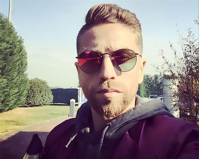 Fan phẫn nộ với cầu thủ lầy lội phi cả 2 chân nguy hiểm vào con trai - Ảnh 3.