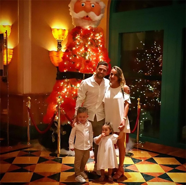 Fan phẫn nộ với cầu thủ lầy lội phi cả 2 chân nguy hiểm vào con trai - Ảnh 4.