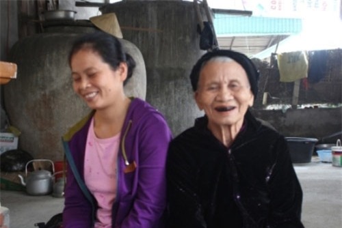 chuyen la: nguoi phu nu an khe thay com van song 15 nam qua - 2