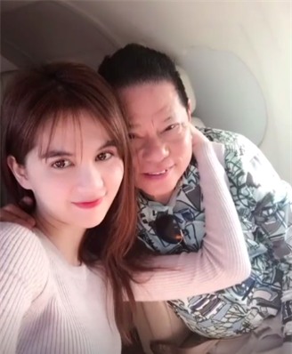 Gia đình ông Hoàng Kiều cho biết họ ủng hộ chuyện tình cảm giữa hai người. Giữa tháng 12, Ngọc Trinh sang Mỹ ra mắt người nhà và bạn bè của bạn trai.