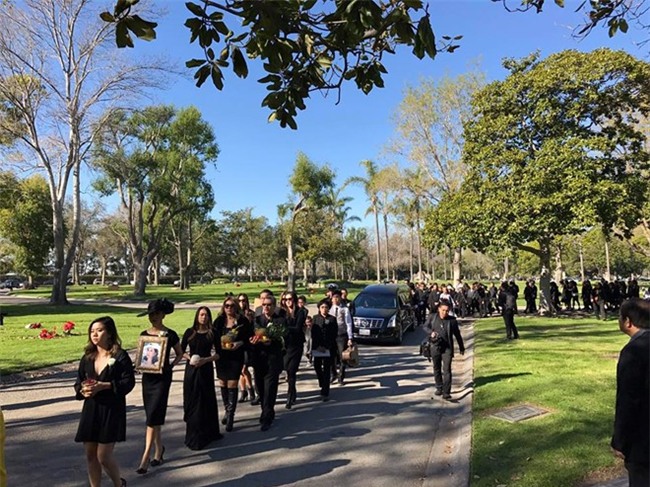 MC Ky Duyen cung ban be hat dua tien me hinh anh 2