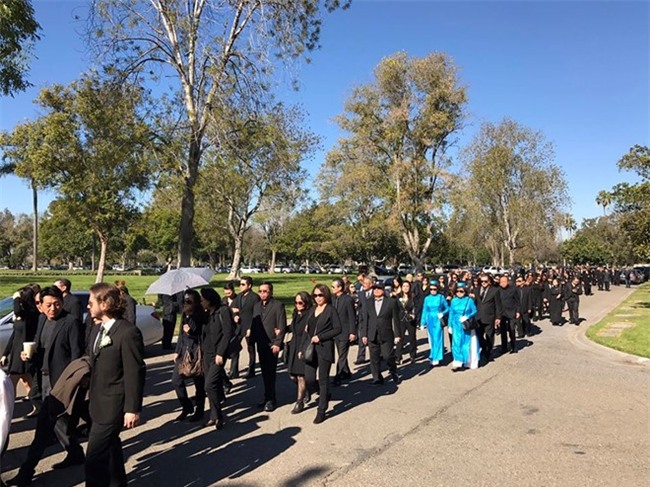 MC Ky Duyen cung ban be hat dua tien me hinh anh 3