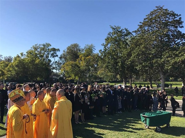 MC Ky Duyen cung ban be hat dua tien me hinh anh 4