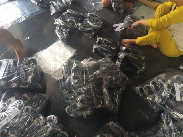 Đóng gói giày để vận chuyển đi tiêu thụ