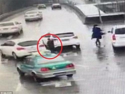 Bé trai chạy bộ 2km đuổi theo xe mẹ sau khi bị... bỏ quên - Ảnh 1.