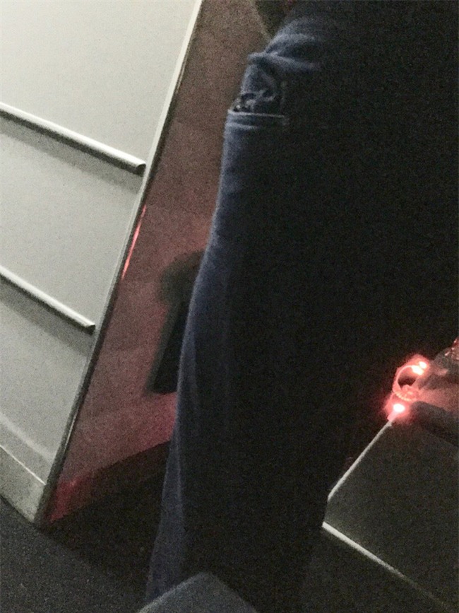 Hành khách gây sốc khi mặc quần lót, gác chân phản cảm trên máy bay - Ảnh 3.