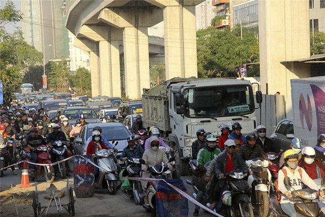 Hà Nội: Kẹt cứng cửa ngõ phía Nam chiều cuối năm