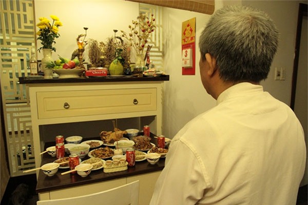 Cần có lễ nhỏ sau khi sang, sửa bát hương. Ảnh: P.T