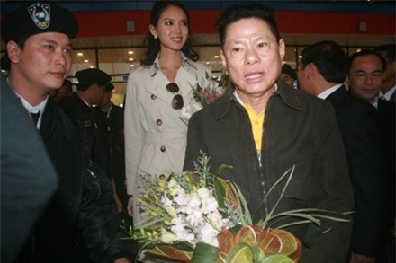 Ông Hoàng Kiều và Hoa hậu thế giới Trương Tử Lâm trong lần về xã Cảnh Hóa