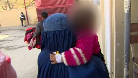 Bé gái 3 tuổi bị hãm hiếp dã man và hành trình đòi công lý đến kiệt sức của người cha tội nghiệp - Ảnh 1.