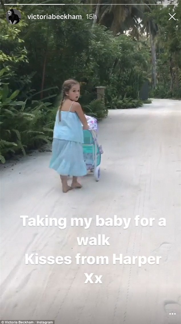 Victoria khoe Harper diện váy xanh đáng yêu đẩy xe đưa búp bê đi dạo  - Ảnh 2.