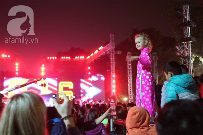 Những nụ hôn, cái ôm ấm áp và nụ cười hạnh phúc trong khoảnh khắc tiễn năm cũ, chào 2017 - Ảnh 1.