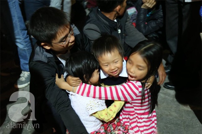 Những nụ hôn, cái ôm ấm áp và nụ cười hạnh phúc trong khoảnh khắc tiễn năm cũ, chào 2017 - Ảnh 12.