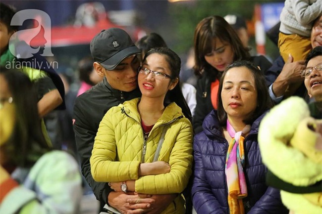 Những nụ hôn, cái ôm ấm áp và nụ cười hạnh phúc trong khoảnh khắc tiễn năm cũ, chào 2017 - Ảnh 14.