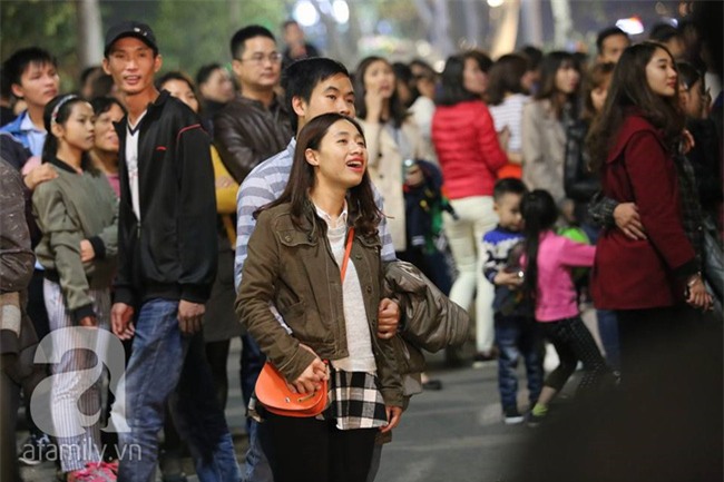 Những nụ hôn, cái ôm ấm áp và nụ cười hạnh phúc trong khoảnh khắc tiễn năm cũ, chào 2017 - Ảnh 16.