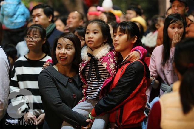 Những nụ hôn, cái ôm ấm áp và nụ cười hạnh phúc trong khoảnh khắc tiễn năm cũ, chào 2017 - Ảnh 17.